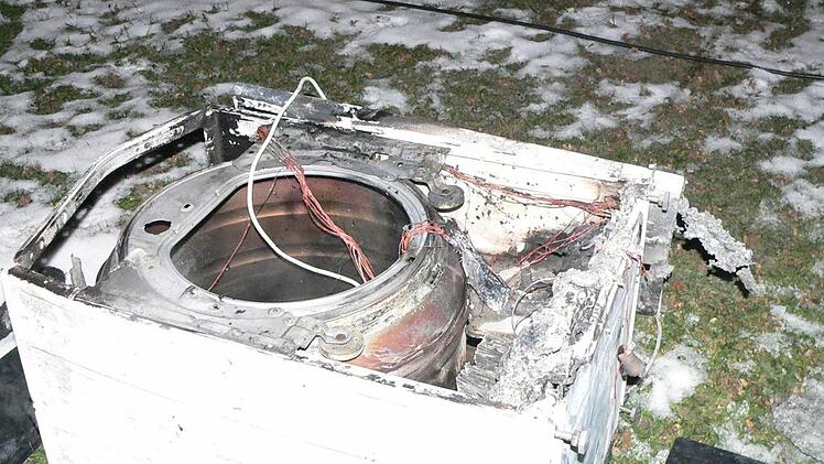 Dieser Wäschetrockner hat den Kellerbrand verursacht. Fotos: Feuerwehr