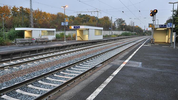 Der barrierefreie Ausbau des Bahnhofs in Haßfurt lässt noch auf sich warten. Wie Bürgermeister Günther Werner in der Sitzung des Seniorenbeirats der Stadt Haßfurt mitteilte, sollen die Bahnsteige erhöht und hinter den Einhausungen der Fußgängerunterführungen an Gleis 1 und zwischen Gleis 2 und 3 Aufzüge installiert werden. Foto: Ulrike Langer