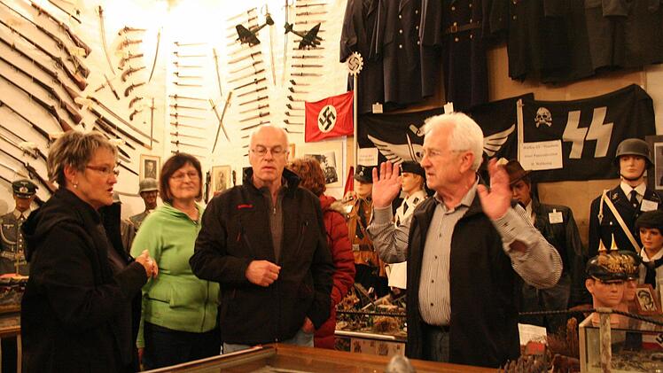 Horst Schütz (rechts) erklärt Mitgliedern des Heimatvereins die Exponate. Foto: Andreas Oswald