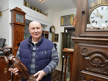 Johann Sebök in seinem Auktionshaus, das in das Visier des Landeskriminalamts geraten war.  Foto: RR