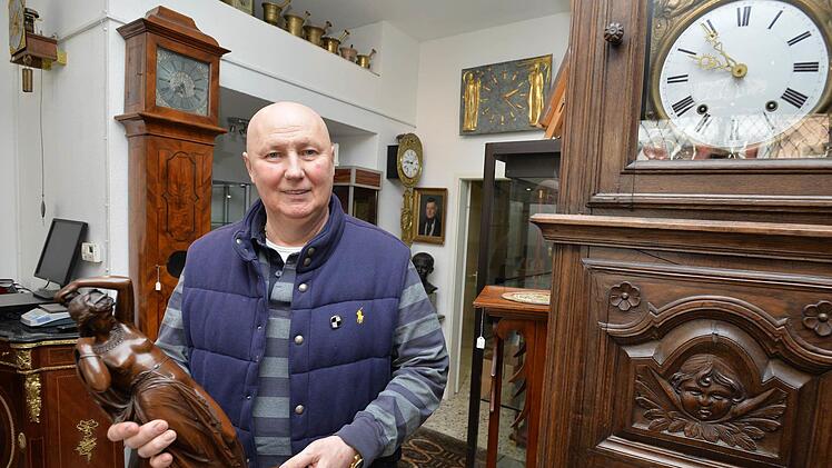 Johann Sebök in seinem Auktionshaus, das in das Visier des Landeskriminalamts geraten war.  Foto: RR