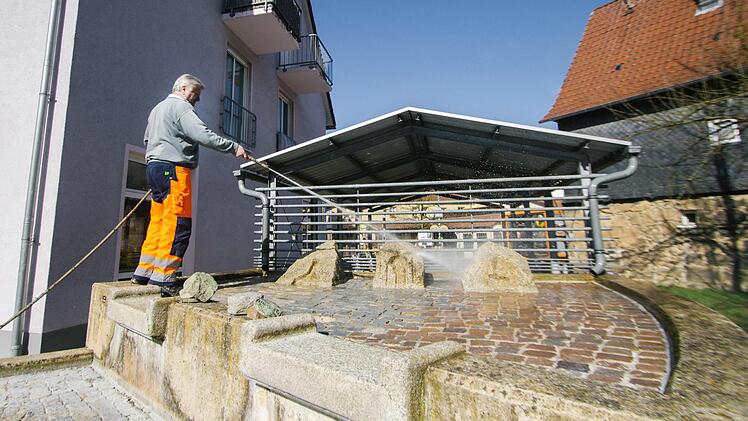 ... Werner Kwiotek setzten die Kronacher Brunnen wieder in Gang. Foto: Marian Hamacher