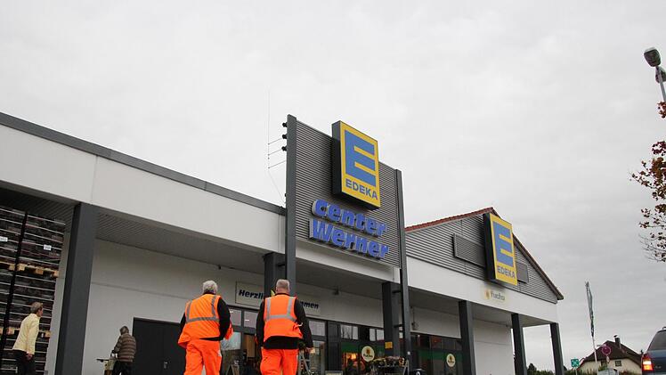 Schräg gegenüber befindet sich dort ein Edeka-Markt sowie ein Bekleidungsgeschäft von  Kik. Tobias Kindermann