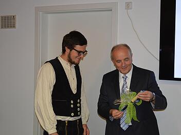 Bürgermeister Markus Grüner ehrt Johannes Wölfel   für seine besondere Ausbildungsleistung        Foto: privat