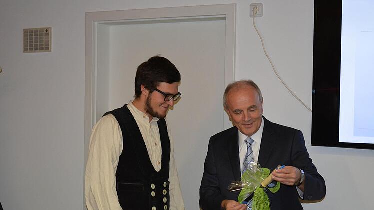 Bürgermeister Markus Grüner ehrt Johannes Wölfel   für seine besondere Ausbildungsleistung        Foto: privat