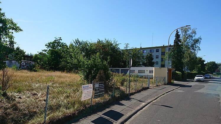 Hier in der Ina-Straße sind zwei Häuser mit insgesamt neun Wohnungen und 14 Stellplätzen geplant. Foto: ad