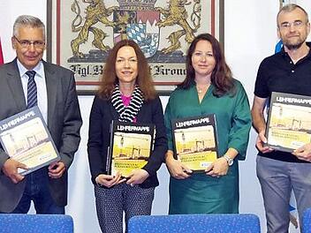 Richard Eichhorn (links) überreichte die neuen Lehrermappen an die Schulleiter der Mittelschulen Roland Härtel (Kronach), Schulamtsdirektorin Gisela Rohde, Konrektorin Sabine Söllner (Windheim) sowie Schulleiter Johannes-Peter Müller (Küps) und Reinhard Horn (Pressig). Foto: Schülein