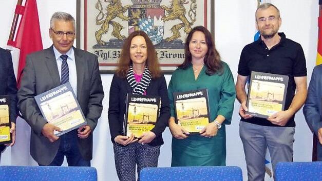 Richard Eichhorn (links) überreichte die neuen Lehrermappen an die Schulleiter der Mittelschulen Roland Härtel (Kronach), Schulamtsdirektorin Gisela Rohde, Konrektorin Sabine Söllner (Windheim) sowie Schulleiter Johannes-Peter Müller (Küps) und Reinhard Horn (Pressig). Foto: Schülein
