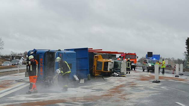 Ein Lkw kippte am Dienstagmittag auf der A73 um. Die Autobahn musste f&uuml;r sechs Stunden gesperrt werden. Foto: NEWS5 / O&szlig;wald