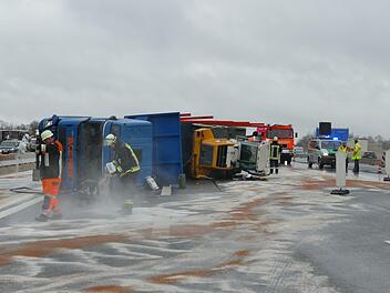 Ein Lkw kippte am Dienstagmittag auf der A73 um. Die Autobahn musste für sechs Stunden gesperrt werden. Foto: NEWS5 / Oßwald