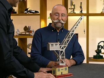 Ein Kran gefiel bei "Bares für Rares" nicht nur Horst Lichter.