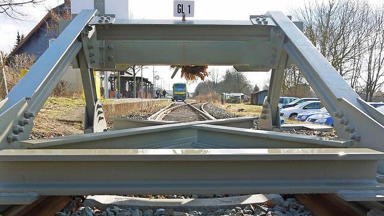 Heute noch Endstation: der Bahnhof in Bad Rodach. Jetzt hat auch Friedrich Herdan, der Präsident der IHK zu Coburg, seine Bereitschaft signalisiert, an einem Lückenschluss nach Südthüringen durch den westlichen Landkreis mitzuarbeiten. Foto: Berthold Köhler