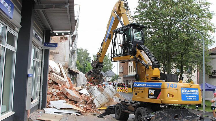 Am Montagmittag ist es in der Egerstrasse in Wunsiedel zu einem schweren Zwischenfall gekommen. Bei Abbrucharbeiten stürzte ein Gebäude unkontrolliert ein und begrub unter anderem ein Auto unter sich. Die Feuerwehr befürchtete anfangs, dass sich noch eine Person unter den Trümmern befinden könnte. Diese Annahme bestätigte sich glücklicherweise nicht. Foto: News5 / Fricke