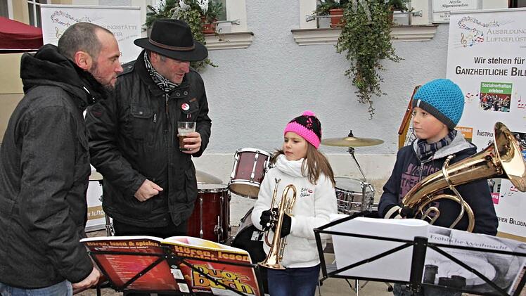 Lob von Bürgermeister Jürgen Hennemann (Zweiter von links) gab es für die kleinen Musiker die unter Leitung von Christian Reder (links) durch ihre Musik einen besonderen Ohrenschmaus für die Marktbesucher boten. Foto: Helmut Will