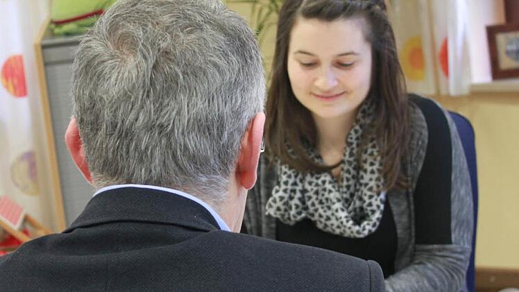 Frank Menzel und seine Logopädin Lena Förster kennen sich durch seine Erkrankung schon seit einigen Jahren. Mittlerweile ist eine freundschaftliche Beziehung entstanden. Foto: Veronika Schadeck