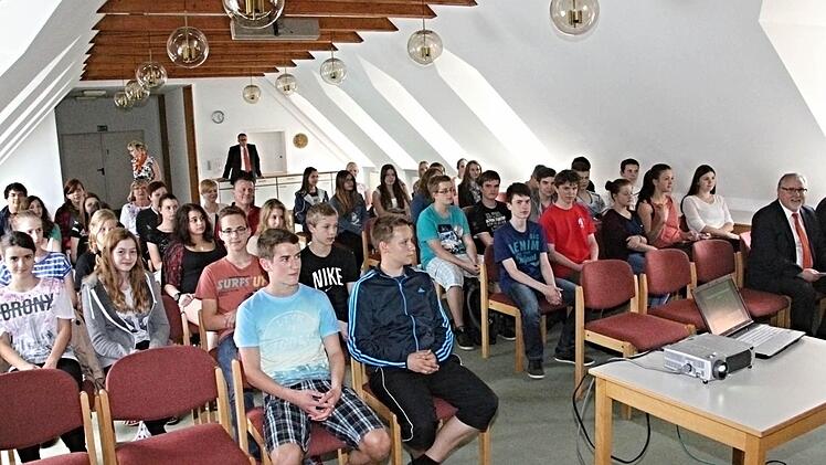 Im Saal der Raiffeisen-Volksbank Ebern kamen die Schüler zur Siegerehrung zusammen. Foto: Helmut Will