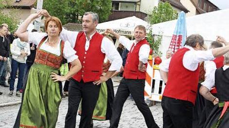 Die Volkstanzgruppe Gleißenberg beim Auftritt