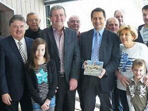 Im Wintergarten stellte sich die Familie Schrepfer zusammen mit den Gratulanten der Kamera. Im Bild (von links) Andy Sesselmann, Sepp Madl, Landrat Klaus Peter Söllner, Nachbar Günther Vorndran, Enkelin Alina, Jubilar Franz Schrepfer, Klaus Göldel, Bürgermeister Roalnd Wolfrum, Wilhelm Günther, Rüdiger Köhler, Ehefrau Marianne mit Enkel Julian, Sohn Marco und Uwe Ehrhardt. Foto: Klaus-Peter Wulf