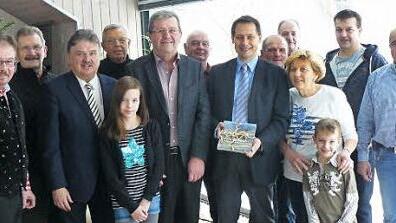 Im Wintergarten stellte sich die Familie Schrepfer zusammen mit den Gratulanten der Kamera. Im Bild (von links) Andy Sesselmann, Sepp Madl, Landrat Klaus Peter Söllner, Nachbar Günther Vorndran, Enkelin Alina, Jubilar Franz Schrepfer, Klaus Göldel, Bürgermeister Roalnd Wolfrum, Wilhelm Günther, Rüdiger Köhler, Ehefrau Marianne mit Enkel Julian, Sohn Marco und Uwe Ehrhardt. Foto: Klaus-Peter Wulf