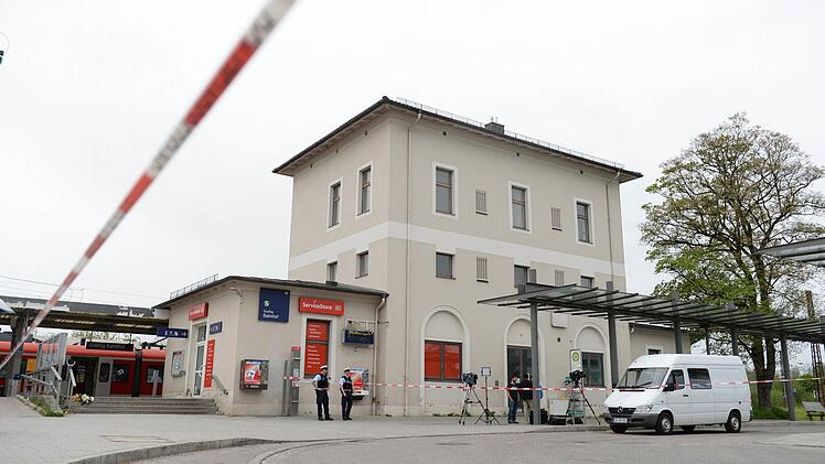 Der Bahnhof von Grafing bei München (Bayern) ist am 10.05.2016 abgesperrt. Bei einer möglicherweise politisch motivierten Messerattacke am Bahnhof der Stadt ist ein Mann getötet worden und drei verletzt. Foto: Andreas Gebert/dpa