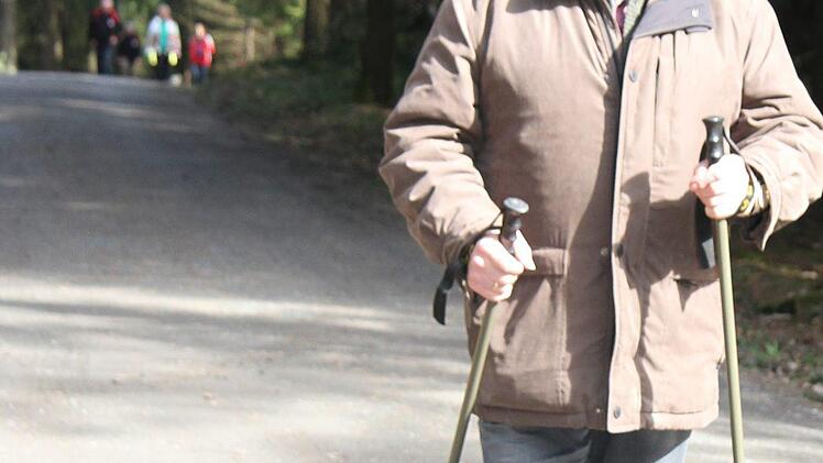 Reinhard Baumgartner läuft jeden Tag mit seinen Nordic Walking-Stecken, auch beim Sponsorlauf war er mit von der Partie: Ehrensache, sagte der 84-Jährige. Foto: Sonny Adam