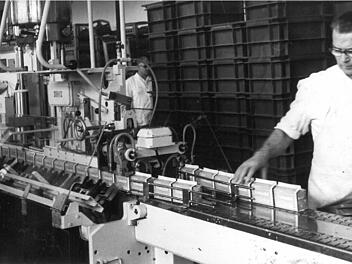"Blockpack"-Tüten statt Milchflaschen: Blick in die Abfüllhalle des Coburger Milchhofs im Jahr 1966.Foto: CT-Archiv