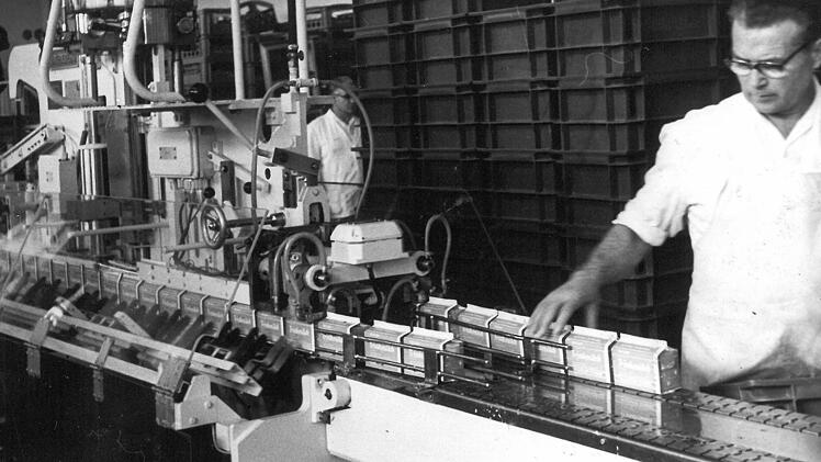 "Blockpack"-Tüten statt Milchflaschen: Blick in die Abfüllhalle des Coburger Milchhofs im Jahr 1966.Foto: CT-Archiv