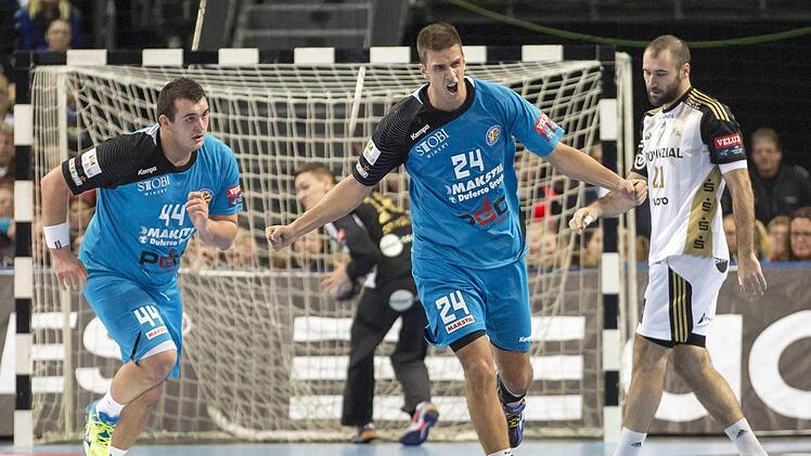 Marko Neloski (Nr. 24) freut sich im Trikot von HC Metalurg Skopje über einen Treffer in der Champions League gegen den THW Kiel.  Foto: Imago