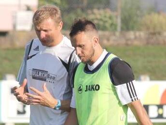 Der neue Trainer Matthias Bayer (l.) im Gespräch mit Thorsten Schlereth Foto: Ralf Naumann