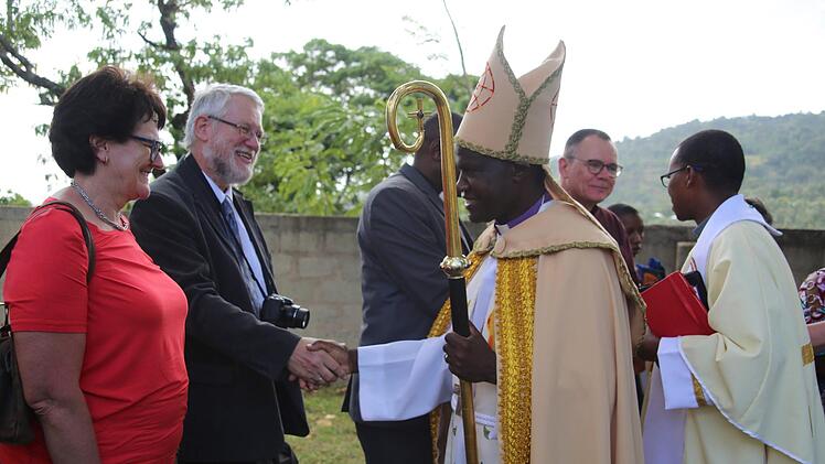 Glaubensbrüder: Bischof Elias Kitoi Nassari mit Pfarrer Heinz Geyer (Burgkunstadt). Hinten Thomas Kraftzyk mit Nassaris Stellvertreter Pastor Ndelekwa Pallangyo, vorne Waltraud Leppert.