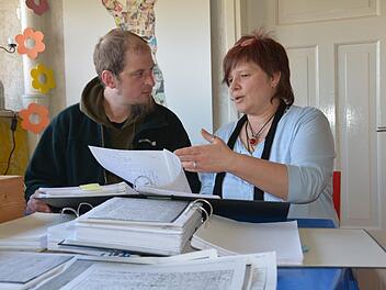 Bei der Arbeit an ihrem Buch über Elise Gleichmann erhielt Andrea Senf unter anderen Unterstützung von Burgführer Peter Hofmann. Foto: Archiv/Dagmar Besand