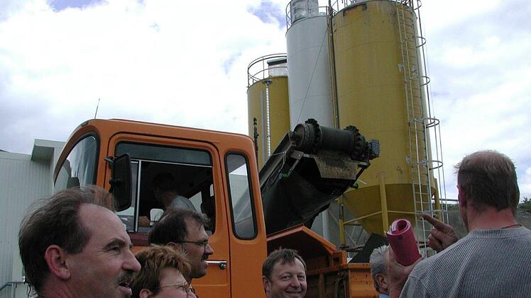 2004 wurde auf der Deponie Kesselasche aufbereitet. Beim Ortstermin mit dabei war auch (links) Manfred Gerlach.  Isolde Krapf
