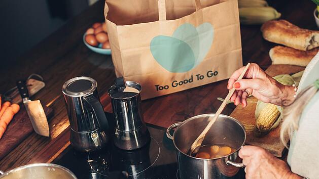 Mit der Too-Good-To-Go-App kann man Lebensmittel vor der Tonne retten und gleichzeitig günstig einkaufen. Foto: Too Good To Go
