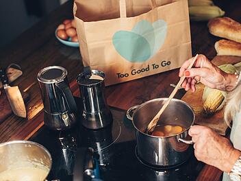 Mit der Too-Good-To-Go-App kann man Lebensmittel vor der Tonne retten und gleichzeitig günstig einkaufen. Foto: Too Good To Go