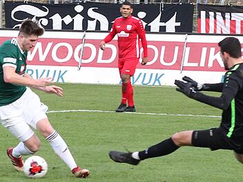 Der zweite Streich: Der Schweinfurter Kevin Fery (gr&uuml;n) umkurvt Rains Keeper Christoph Hartmann und schiebt zum 2:0 ein. Im Hintergrund schaut G&auml;stespieler Dominic Robinson missmutig zu. Foto: Wolfgang M&uuml;ller