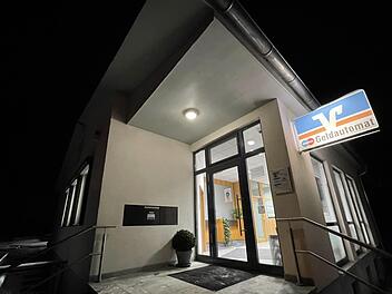 Ab 1. März gibt es nur noch den Geldautomaten und Kontoauszugsdrucker für die Kunden der VR-Bank am Standort Schondra. Der Schalter wird geschlossen. Foto: Sebastian Schmitt