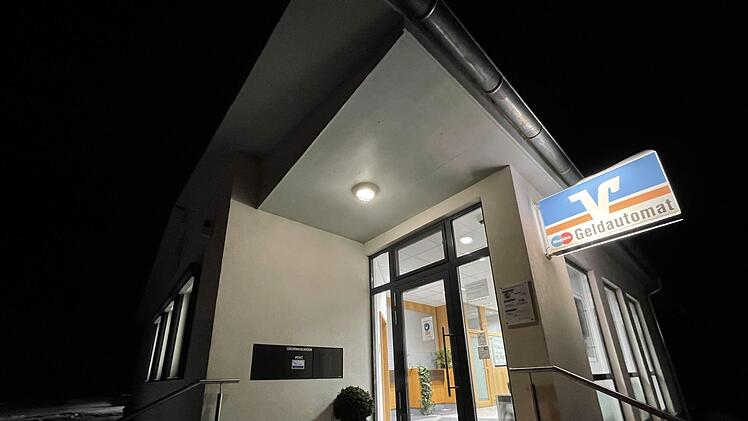 Ab 1. März gibt es nur noch den Geldautomaten und Kontoauszugsdrucker für die Kunden der VR-Bank am Standort Schondra. Der Schalter wird geschlossen. Foto: Sebastian Schmitt