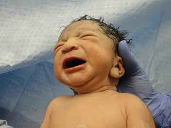 Traunstein: Klinikum klärt krasse Fake-News auf - Blinde Kinder wegen Corona-Impfung geboren?