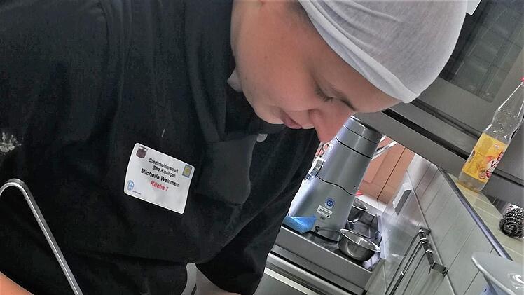 Michelle Weinmann (Hotel Ross, Schweinfurt) bei der Zubereitung ihres Hauptgerichts.  Foto: Sigismund von Dobschütz