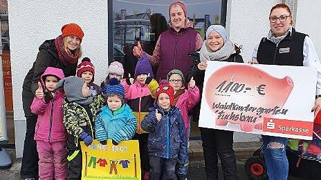 Claudia Smits, Eva Gerum und Justine Seidel freuen sich mit den &bdquo;Waldzwergen" &uuml;ber den Scheck, den Theresa H&ouml;rrlein (v. l.) &uuml;berreicht.