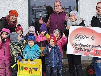 Claudia Smits, Eva Gerum und Justine Seidel freuen sich mit den „Waldzwergen" über den Scheck, den Theresa Hörrlein (v. l.) überreicht.