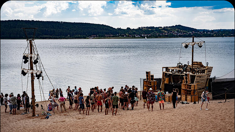 Love, Fire & Electronic Beats!