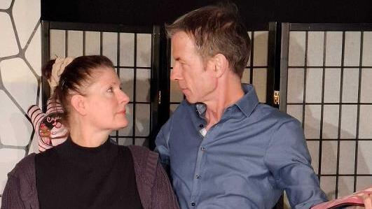 Zwischen den Eheleuten (Claudia Kurrle und Frank Strobelt) ist plötzlich nichts mehr, wie es einmal war.