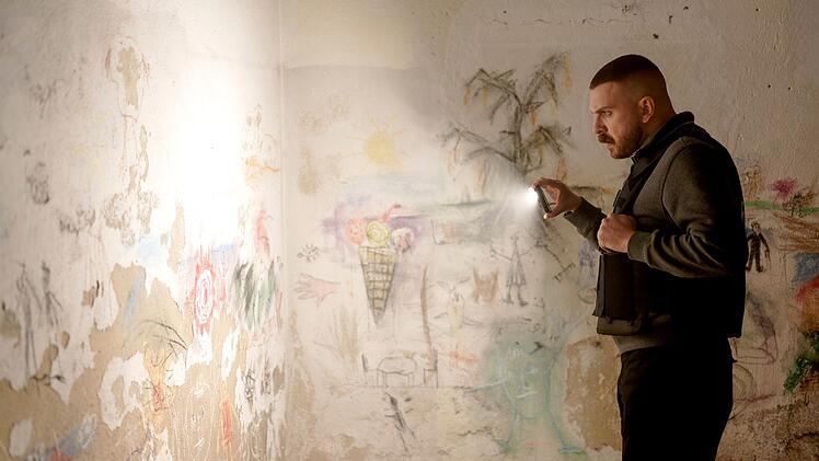 Was haben Kinderhände und -herzen hier geschaffen? Hamza Kulina (Edin Hasanovic) erkundet eine Wand.