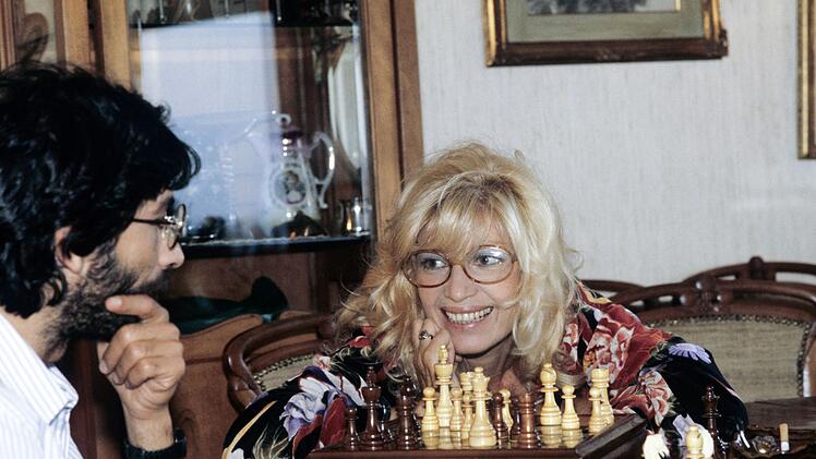 Monica Vitti spielt Schach mit ihrem 16 Jahre j&uuml;ngeren Lebenspartner Roberto Russo.2.000 heirateten die beiden nach 27 gemeinsamen Jahren.