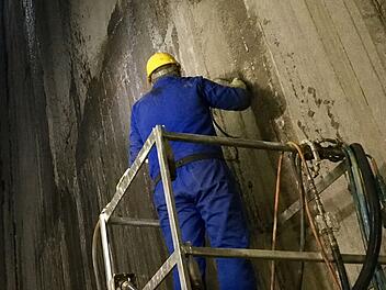 Bretter fallen in Pfaffenhofen an der Ilm auf Arbeiter in Treppenhaus-Schacht
