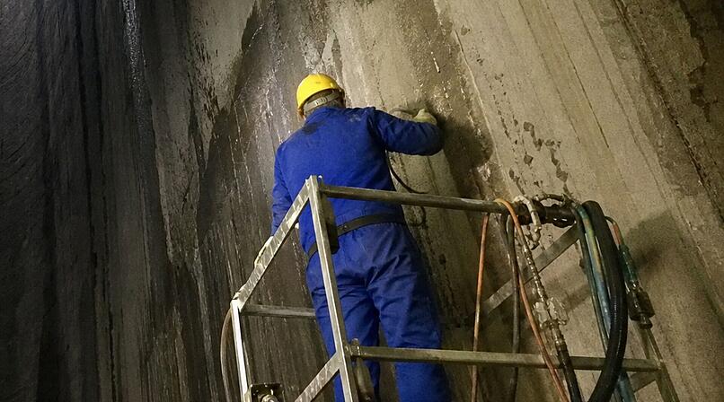 Bretter fallen in Pfaffenhofen an der Ilm auf Arbeiter in Treppenhaus-Schacht