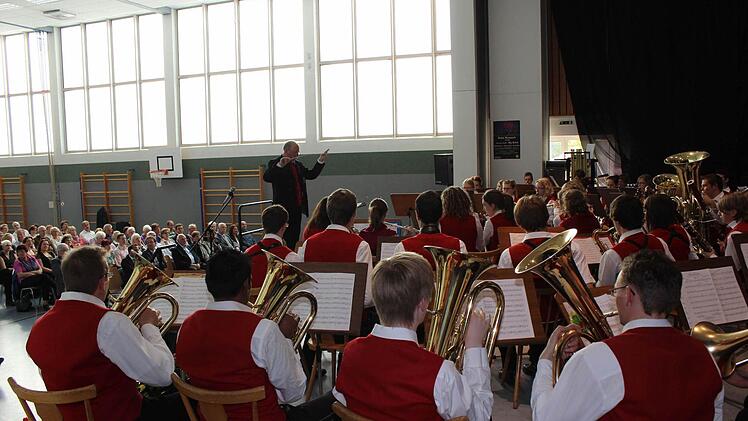 Dirigent Georg Maderer verleiht dem Blasorchester musikalische Flügel.