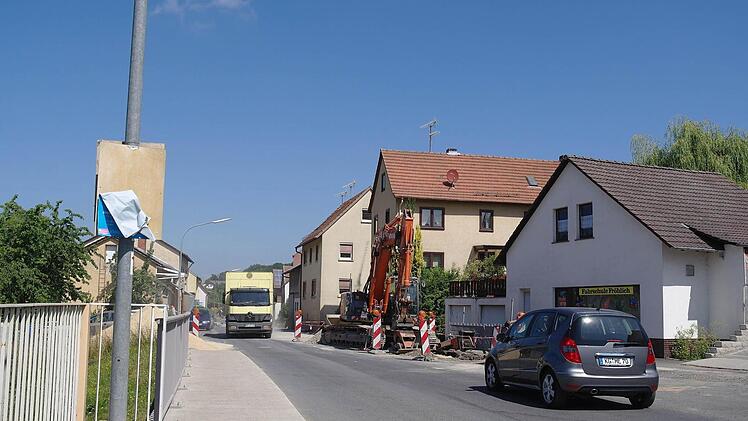 Nicht nur Autofahrer müssen das Tempo drosseln, auch Nordic-Walker müssen im Ort gut aufpassen.