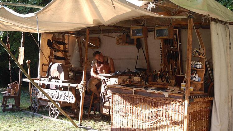 Tolle Kostüme, zünftige Klänge, alte Handwerkskunst und wirbelnde Tänze erlebte die sonst so beschaulich daliegende Ruine der Lauterburg am Wochenende beim Mittelalter-Spektakel. Foto: Rainer Lutz